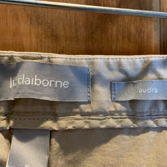 ONE PAIR OF LIZ CLAIBORNE AUDRA SHORTS, KHAKI/TAN, SIZE 8 - Picture 2 of 6